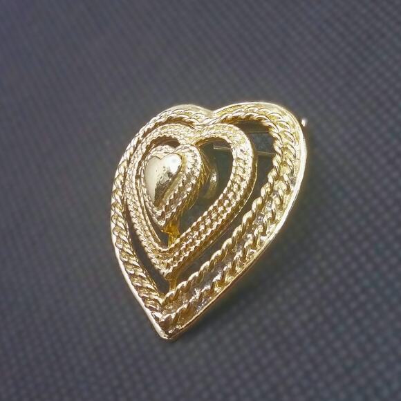Vintage Gerry's Triple Heart Brooch Pendant Textured Gold Tone Pin 1960-1970 - Picture 10 of 11
